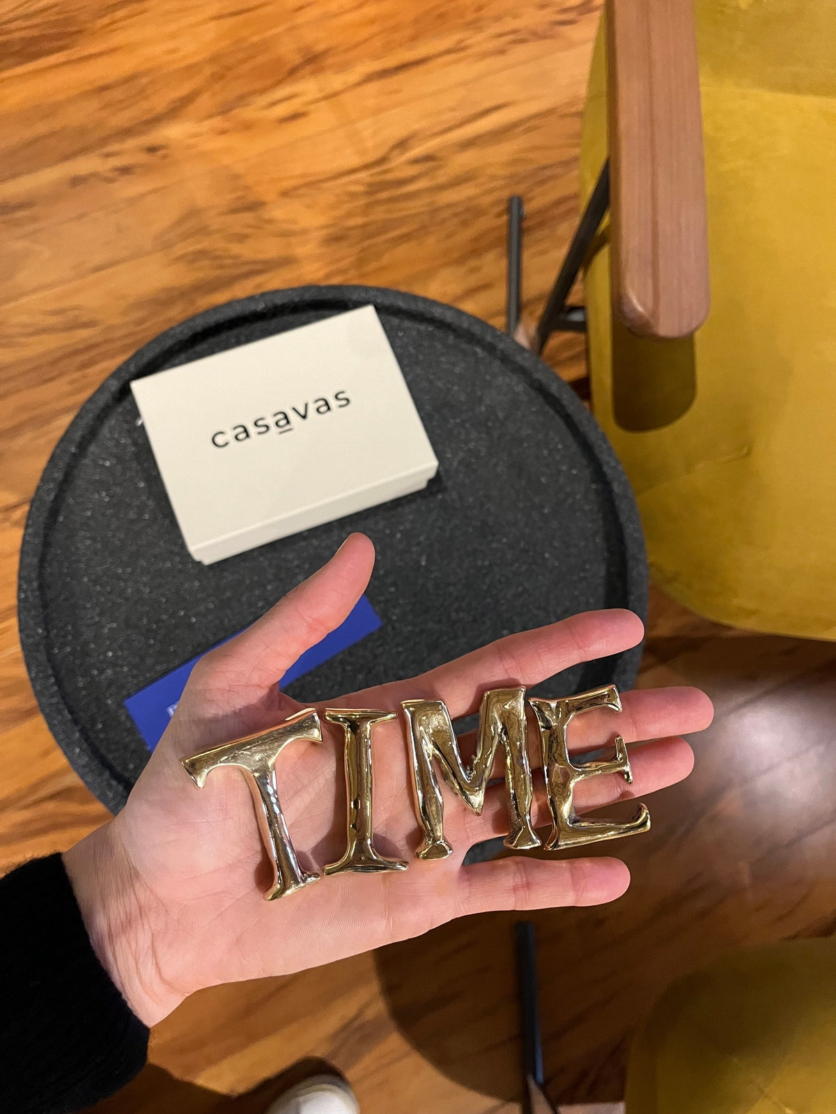 Time – Escultura em Latão Maciço | O Tempo como Matéria